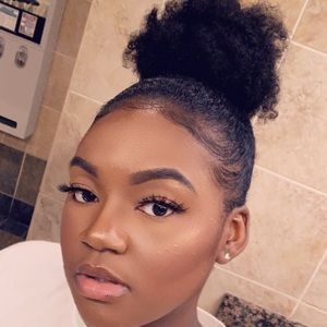 Meet your Posher, Layce